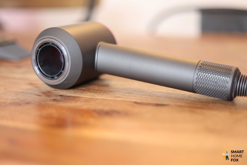 Man sieht den Dyson Supersonic ohne Aufsatz.